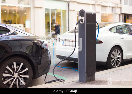 Le automobili elettriche nella stazione di carica. Foto Stock