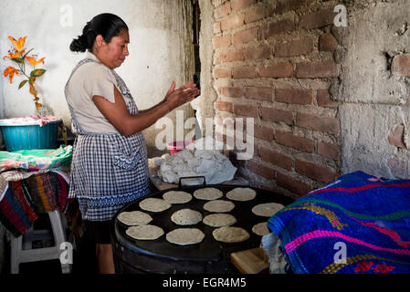 Gli ospiti ubriachi che giace a terra a Chichicastenango, Guatemala Foto Stock