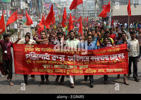 Dacca in Bangladesh. 1 Marzo, 2015. Centinaia di indumento i lavoratori hanno protestato davanti al National Press Club esigente quattro mesi di stipendi non pagati, a Dhaka il 01 marzo 2015. Foto Stock