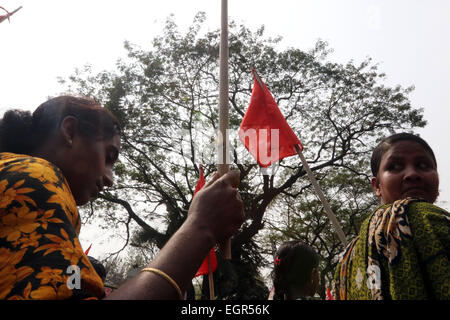 Dacca in Bangladesh. 1 Marzo, 2015. Centinaia di indumento i lavoratori hanno protestato davanti al National Press Club esigente quattro mesi di stipendi non pagati, a Dhaka il 01 marzo 2015. Foto Stock