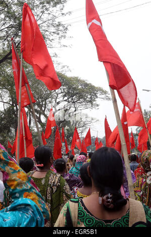 Dacca in Bangladesh. 1 Marzo, 2015. Centinaia di indumento i lavoratori hanno protestato davanti al National Press Club esigente quattro mesi di stipendi non pagati, a Dhaka il 01 marzo 2015. Foto Stock