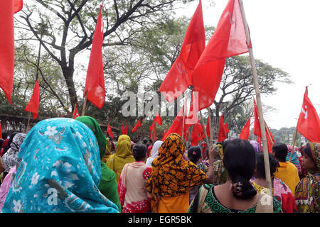 Dacca in Bangladesh. 1 Marzo, 2015. Centinaia di indumento i lavoratori hanno protestato davanti al National Press Club esigente quattro mesi di stipendi non pagati, a Dhaka il 01 marzo 2015. Foto Stock