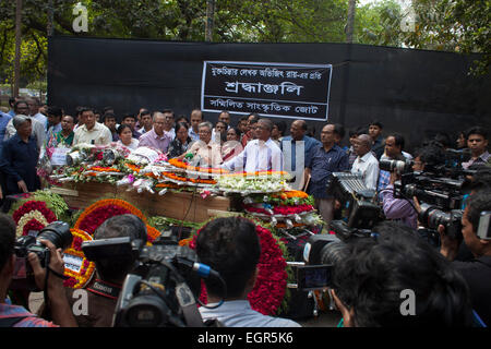 Dacca in Bangladesh marzo 01,215. Persone che hanno versato il loro ultimo omaggio al assassinato scrittore-blogger Avijit Roy. La bara contenente le sue spoglie è stato preso dal Dhaka Medical College Hospital (DMCH) camera mortuaria di domenica e collocato su una piattaforma eretto alla base dell università di Dhaka's Aparajeyo Bangla. Gli uccisi della scrittrice amici, parenti, ben wishers, gli insegnanti e gli studenti delle università e i membri di diverse organizzazioni ivi raccolti con fiori. Credito: zakir hossain chowdhury zakir/Alamy Live News Foto Stock