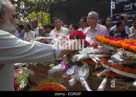 Dacca in Bangladesh marzo 01,215. Persone che hanno versato il loro ultimo omaggio al assassinato scrittore-blogger Avijit Roy. La bara contenente le sue spoglie è stato preso dal Dhaka Medical College Hospital (DMCH) camera mortuaria di domenica e collocato su una piattaforma eretto alla base dell università di Dhaka's Aparajeyo Bangla. Gli uccisi della scrittrice amici, parenti, ben wishers, gli insegnanti e gli studenti delle università e i membri di diverse organizzazioni ivi raccolti con fiori. Credito: zakir hossain chowdhury zakir/Alamy Live News Foto Stock