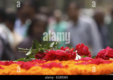 Dacca in Bangladesh. 1 Mar, 2015. Fiori giacciono sulla bara di Avijit Roy, a Dhaka, nel Bangladesh, domenica di marzo. 01, 2015. Roy, un prominente Bangladeshi-American blogger, noto per parlare fuori contro il fondamentalismo religioso è stato hackerato a morte nelle strade della Bangladesh capitale come ha camminato con la moglie, la polizia ha detto venerdì. Credito: ZUMA filo/ZUMAPRESS.com/Alamy Live News Foto Stock