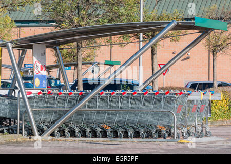 Svuotare i carrelli della spesa impilati insieme in un parcheggio Foto Stock