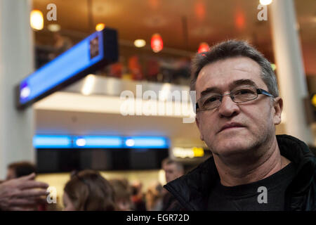 Copenhagen, Danimarca, 1 Marzo 2015: filamento passeggero SAS di Copenhagen: Nasser Zalaligate arrivati 07.05 H Sabato mattina da Stavanger a Copenaghen per un trasferimento di SAS di volo a Pristina, in Kosovo. Alle 11.30 H Domenica ancora non aveva idea di quando sarebbe arrivato a Pristina Credito: OJPHOTOS/Alamy Live News Foto Stock