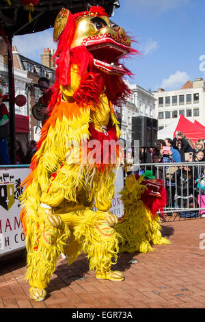 Northampton, Regno Unito il 1 marzo 2015. La città inaugurale del nuovo anno cinese. (2015 è l'Anno della Pecora). Celebrazioni in Piazza del Mercato con il Drago e il Leone danza, acrobati e arti marziali dimostrazioni Credito: Keith J Smith./Alamy Live News Foto Stock