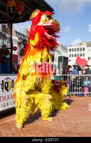 Northampton, Regno Unito il 1 marzo 2015. La città inaugurale del nuovo anno cinese. (2015 è l'Anno della Pecora). Celebrazioni in Piazza del Mercato con il Drago e il Leone danza, acrobati e arti marziali dimostrazioni Credito: Keith J Smith./Alamy Live News Foto Stock