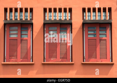 Tradizionale telaio in legno tapparelle su Chinatown windows nella città di Singapore Foto Stock