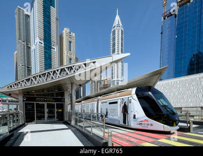 Nuova Dubai tram alla stazione in Marina District di New Dubai negli Emirati Arabi Uniti Foto Stock