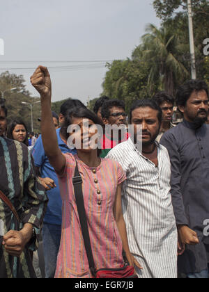 1 marzo 2015 - Dhaka, Bangladesh marzo 01,215.Le persone hanno pagato il loro ultimo omaggio al assassinato scrittore-blogger Avijit Roy.La bara contenente le sue spoglie è stato preso dal Dhaka Medical College Hospital (DMCH) camera mortuaria di domenica e collocato su una piattaforma eretto alla base dell università di Dhaka's Aparajeyo Bangla.trafitti a morte dello scrittore, amici, parenti, ben wishers, gli insegnanti e gli studenti delle università e i membri di diverse organizzazioni ivi raccolti con fiori. Credito: Zakir Hossain Chowdhury/ZUMA filo/Alamy Live News Foto Stock