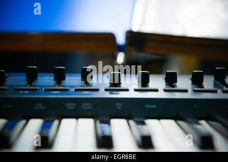 M-Audio ossigeno 49 tastiera midi dettaglio con tasti, i fader e i pulsanti Foto Stock
