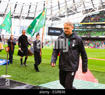 Dublino, Irlanda. 01 Mar, 2015. 6 Nazioni di Rugby Internazionale Campionato. L'Irlanda head coach Joe Schmidt va in dopo che il team warm up. Credito: Azione Sport Plus/Alamy Live News Foto Stock