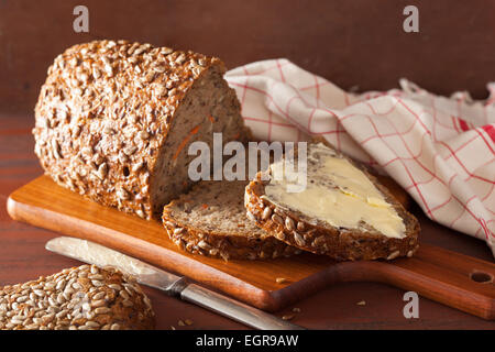 Una sana grano intero pane con la carota e semi Foto Stock