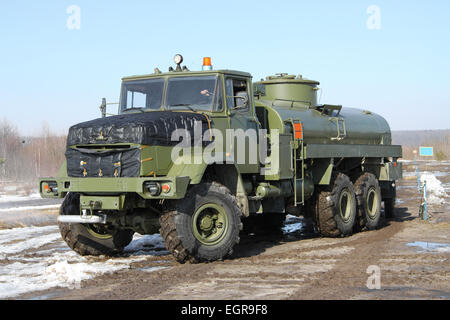 Esercito camion di carburante nel campo depot Foto Stock