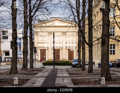 Berlino, Maxim Gorki theater, elegante edificio in pietra progettato dall architetto, Friederich Schinkel, Germania Foto Stock