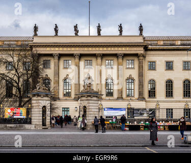 Edificio principale dell'Università di Humboldt. HU aperto nel 1810. Edificio in stile barocco eretto nel 1748-1753 su progetto di Johann Boumann, Unter den Linden, Mitte, Berlino Foto Stock