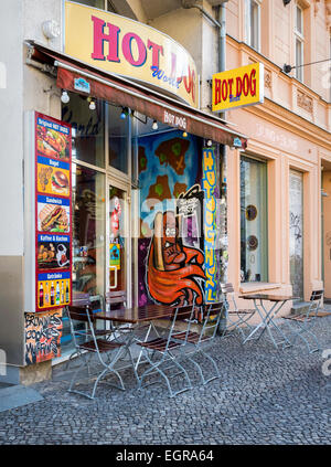 Hot Dog World fast food e pranzo con tavoli e sedie sul marciapiede, Prenzlauerberg, Berlino Foto Stock