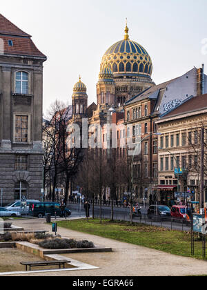 Berlino nuova Sinagoga ebraica, Neue Synagogue - Moresco stile revival architettura con ornati in oro e verde cupola nervata Foto Stock