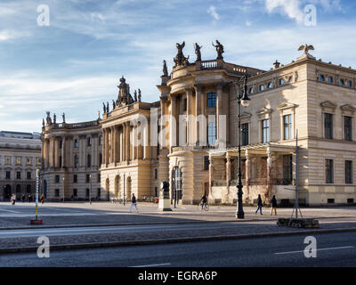 Facoltà di giurisprudenza dell'Università di Humboldt, Humboldt-Universität, esterno dell'edificio classico e delle statue, Bebelplatz, sotto den Linden, Berlino Foto Stock