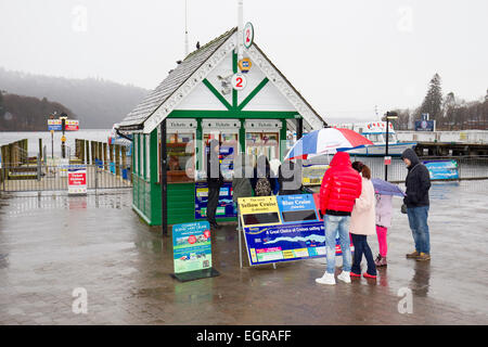 Lago di Windermere, Cumbria, Regno Unito il 1 marzo 2015. Luogo più secchi per essere, una gita in barca sul Lago di Windermere Credito: Gordon Shoosmith/Alamy Live News Foto Stock