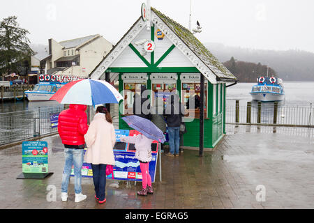 Lago di Windermere, Cumbria, Regno Unito il 1 marzo 2015. Luogo più secchi per essere, una gita in barca sul Lago di Windermere Credito: Gordon Shoosmith/Alamy Live News Foto Stock