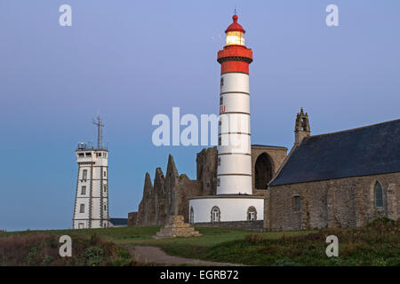 Pointe de St-Mathieu faro con torre militare e abbey, Bretagna, Francia, Europa Foto Stock
