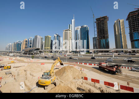 Skyline di Jumeirah Lakes Towers (JLT) e Sheikh Zayed Road con sito in costruzione in Dubai Emirati Arabi Uniti Foto Stock