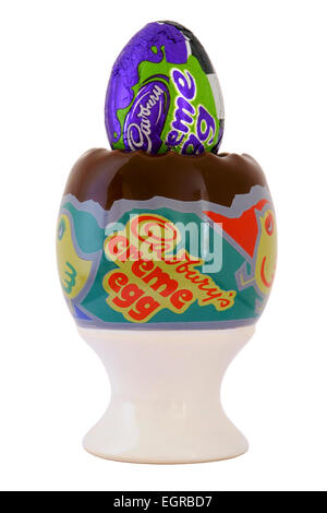 Cadbury creme egg in lamina verde Easter special edition in tazza da collezione su sfondo bianco Foto Stock