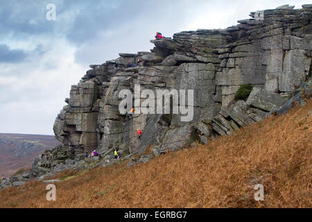 Gli alpinisti sul bordo Stanage nel Peak District Foto Stock