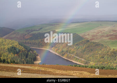Un arcobaleno su serbatoio Ladybower nel Peak District Foto Stock