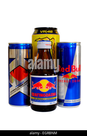Assortimento di famoso energy drink contro uno sfondo bianco Foto Stock