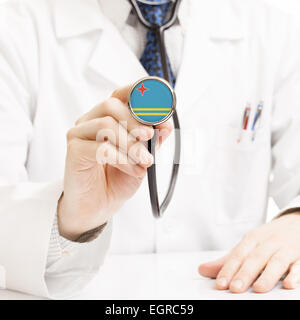 Medico tenendo uno stetoscopio con serie di bandiera - Aruba Foto Stock