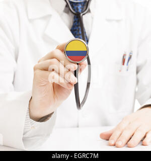 Medico tenendo uno stetoscopio con bandiera series - Colombia Foto Stock