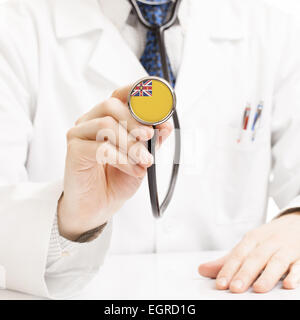 Medico tenendo uno stetoscopio con serie di bandiera - Niue Foto Stock