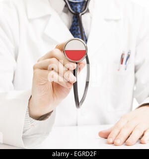 Medico tenendo uno stetoscopio con bandiera series - Polonia Foto Stock