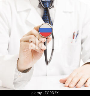 Medico tenendo uno stetoscopio con serie di bandiera - Russia Foto Stock