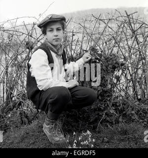 Ritratto di giovane ragazzo vestito per St. David's alle celebrazioni del giorno a scuola di villaggio che posano per una foto in zone rurali del Galles UK KATHY DEWITT Foto Stock