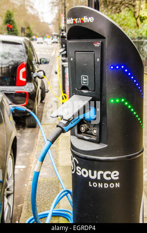 Elektromotive Unit, società con sede nel Regno Unito specializzata nella produzione e installazione di punti di ricarica per la ricarica di auto elettriche. London Street Foto Stock