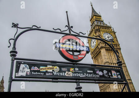 Adesivi applicati a Westminster stazione della metropolitana signage visitando il Borussia Dortmund i tifosi di calcio durante la loro visita a Londra. Il Big Ben. Regno Unito Foto Stock