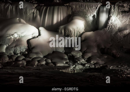 Le Cascate Americane illuminata di notte nel periodo invernale, le Cascate del Niagara, NY. Foto Stock