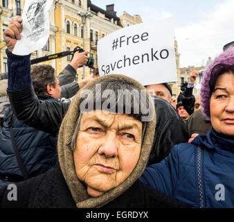 Kiev, Ucraina 1 marzo 2015. Maria Savchenko (C), la madre di Nadiya Savchenko, reagisce durante il loro incontro nella sua figlia di sostegno nel centro di Kiev, Ucraina, 01 marzo 2015. -- Attivisti chiedere il rilascio del governo ucraino forze Nadiya pilota Savchenko dalla prigione russa. Nadiya Savchenko mentre si serve con il governo ucraino forze era catturato il 17 giugno dal pro-russo di militanti del auto-proclamato Luhansk Repubblica Popolare e viene mantenuta in russo in carcere, accusato del presunto coinvolgimento nella morte di due giornalisti russi Credit: Igor Golovnov/Alamy Live News Foto Stock