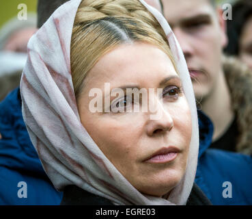 Kiev, Ucraina 1 marzo 2015. Yulia Timoshenko durante il rally. -- Attivisti chiedere il rilascio del governo ucraino forze Nadiya pilota Savchenko dalla prigione russa. Nadiya Savchenko mentre si serve con il governo ucraino forze era catturato il 17 giugno dal pro-russo di militanti del auto-proclamato Luhansk Repubblica Popolare e viene mantenuta in russo in carcere, accusato del presunto coinvolgimento nella morte di due giornalisti russi Credit: Igor Golovnov/Alamy Live News Foto Stock