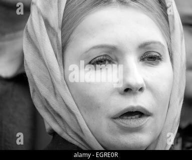 Kiev, Ucraina 1 marzo 2015. Yulia Timoshenko durante il rally. -- Attivisti chiedere il rilascio del governo ucraino forze Nadiya pilota Savchenko dalla prigione russa. Nadiya Savchenko mentre si serve con il governo ucraino forze era catturato il 17 giugno dal pro-russo di militanti del auto-proclamato Luhansk Repubblica Popolare e viene mantenuta in russo in carcere, accusato del presunto coinvolgimento nella morte di due giornalisti russi Credit: Igor Golovnov/Alamy Live News Foto Stock