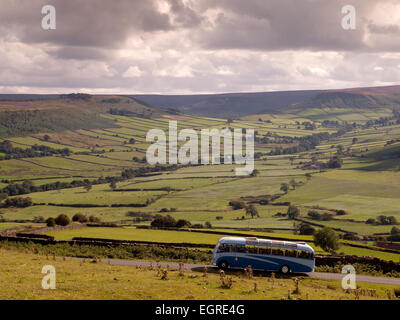 Pullman turistico nella foto da Danby Beacon con sfondo che conduce al Grande Fryup Dale, North Yorkshire. Foto Stock