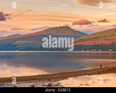 Dopo il tramonto di Loch Fyne Scozia, mostrando causeway a bassa marea. Foto Stock