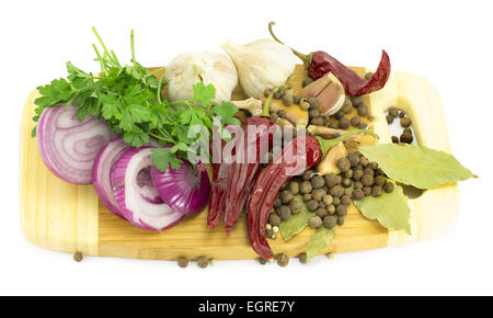 Spezie, la foglia di alloro, pepe, peperoncino e cipolla e aglio sul bordo di taglio Foto Stock