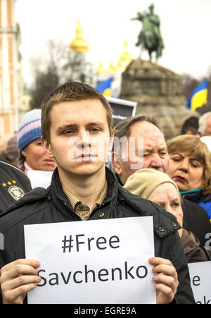 1 marzo 2015 - un giovane uomo è in possesso di un banner fatti in casa con la scritta Savchenko Libero -- attivisti chiedere il rilascio del governo ucraino forze Nadiya pilota Savchenko dalla prigione russa. Nadiya Savchenko mentre si serve con il governo ucraino forze era catturato il 17 giugno dal pro-russo di militanti del auto-proclamato Luhansk Repubblica Popolare e viene mantenuta in russo in carcere, accusato del presunto coinvolgimento nella morte di due giornalisti russi © Igor Golovniov/ZUMA filo/Alamy Live News Foto Stock