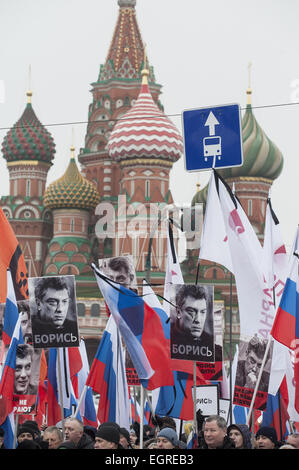Mosca, Russia. 1 Mar, 2015. Persone tengono i ritratti del Russo leader dell opposizione Boris Nemtsov, Banner con testo russo e bandiere. San Basilio Cattedrale sullo sfondo.Il lutto rally dedicato all'uccisione di Russo leader dell opposizione. Boris Nemtsov è stato ucciso un giorno prima il governo anti protesta a Mosca. Credito: Anna Sergeeva/ZUMA filo/Alamy Live News Foto Stock
